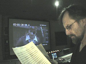 Jan A.P. Kaczmarek supervisando la partitura en las sesiones de grabacin de 'Finding Neverland'