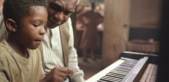 Ray Charles aprende de pequeo a tocar el piano