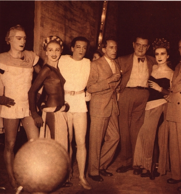 Georges Auric, el tercero a la derecha, entre Jean Cocteau y Tamara Toumanova en el estreno de la obra Phdre