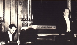 El compositor, al piano, acompaando a Peter Pears