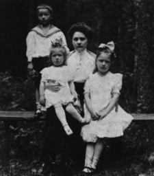 Shostakovich con su madre y sus hermanas
