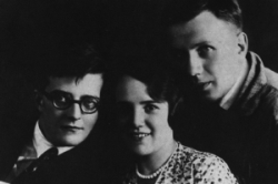 Shostakovich, a la izquierda, con su esposa, Nina, y su ntimo amigo el musiclogo Ivan Ivanovich Sollertinski