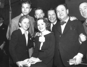 Korngold (el segundo a la derecha) con algunos de los actores de El Sueo de una noche de verano: delante, Mickey Rooney y Olivia de Havilland; detrs, de izquierda a derecha, Dick Powell, James Cagney, Joe E. Brown y Hugh Herbert